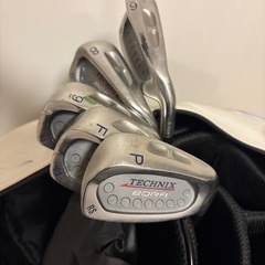 ゴルフバッグとアイアンの画像