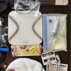 松葉杖、体組成計、電気アンカ、真空保存セット、スマホホルダー、スマホ防水カバー、卓上加湿器、コード類、2026年カレンダーなどの画像