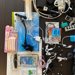 松葉杖、体組成計、電気アンカ、真空保存セット、スマホホルダー、スマホ防水カバー、卓上加湿器、コード類、2026年カレンダーなどの画像