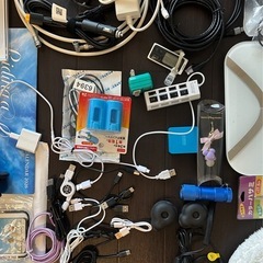 松葉杖、体組成計、電気アンカ、真空保存セット、スマホホルダー、スマホ防水カバー、卓上加湿器、コード類、2026年カレンダーなどの画像