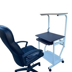 デスクとオフィスチェアセットの画像