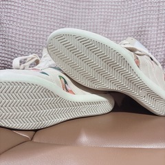 S-2：花柄 ハイカットスニーカー インヒール 24.0〜24.5cm フラワーの画像