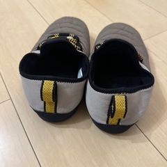 22cmニューバランスの「キャラバンモック」スリッポンの画像