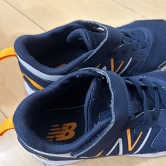 23cmニューバランスのキッズランニングシューズの画像