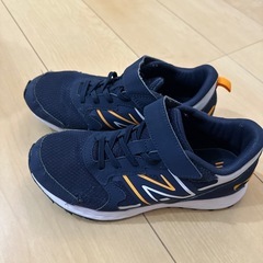 23cmニューバランスのキッズランニングシューズの画像