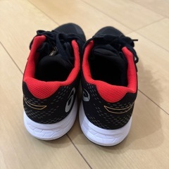 23.5cmアシックスのレーザービームのランニングシューズの画像