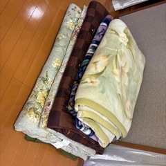 毛布、敷布団まとめて5点
の画像