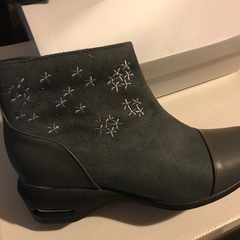 ベルーナ　EEEE 25.0 ショートブーツ　ダークグレーの画像