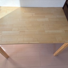 広めの机　ダイニングテーブルの画像