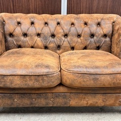 ✨ 英国調 コンパクト チェスターフィールド 2人掛けソファ – VINCENT ✨ 🚚 配送OK 💴 年末セール特別価格：23,500円 ⏳ 早い者勝ちですの画像