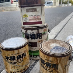 油性と水性ペンキ、ラッカースプレー、透明ワニスなどの画像