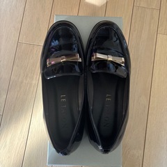 LE TALON ブラックエナメルローファー
の画像