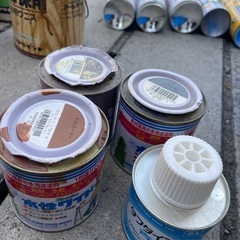 油性と水性ペンキ、ラッカースプレー、透明ワニスなどの画像