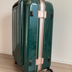 緑のキャリーケース(Mサイズ
)の画像