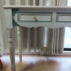 アンティーク風デスク＆スチールラックの画像