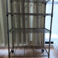 アンティーク風デスク＆スチールラックの画像