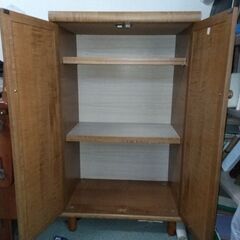 扉つきの棚の画像
