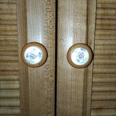 扉つきの棚の画像