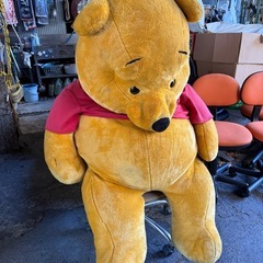 大型熊のプーさんぬいぐるみの画像