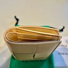 BOTTEGA VENETA ボッテガヴェネタ 定価105,600円　カセット ファスナー付きカードケース ベージュ 二つ折り財布の画像