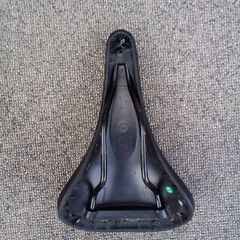 自転車／スポーツタイプ／サドル／黒の画像