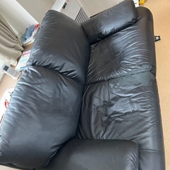 2人掛けソファ、テーブルの画像