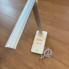 ワイヤレス充電機能付き卓上ライトの画像