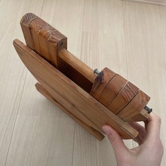 木製小さい椅子　サイドテーブルにもの画像