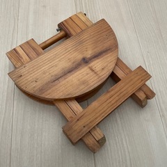 木製小さい椅子　サイドテーブルにもの画像