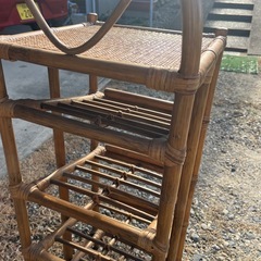 藤製のラックの画像