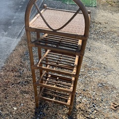 藤製のラックの画像