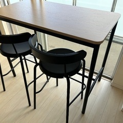 ハイテーブル、ハイチェアのセットの画像