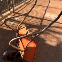 一輪車 ネコ車 運搬用 工事 農作業用 オレンジの画像