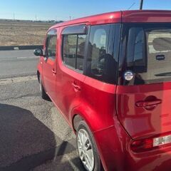 日産キューブ赤色の画像