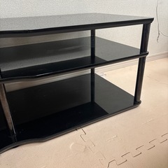 ガラス製テレビ台の画像