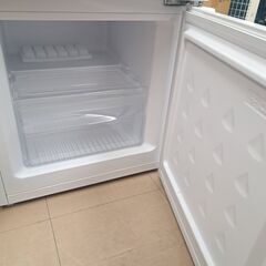 ✨ヤマダ 中古 YRZ-C12H1 冷凍冷蔵庫 １１７ℓ 2020年式 ホワイト ※棚・ケース欠品有り✨うるま市田場✨の画像