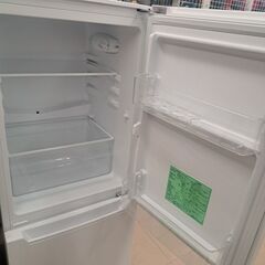 ✨ヤマダ 中古 YRZ-C12H1 冷凍冷蔵庫 １１７ℓ 2020年式 ホワイト ※棚・ケース欠品有り✨うるま市田場✨の画像