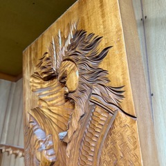 木彫りの壁飾りの画像