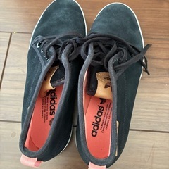 レディース　adidas  スニーカーの画像