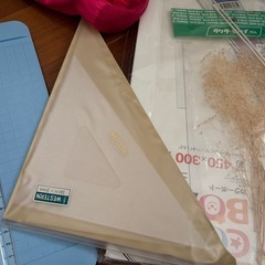 カラーボード、クリップ、定規、無印A5ルーズリーフ、マウスクッション等の画像