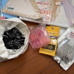 カラーボード、クリップ、定規、無印A5ルーズリーフ、マウスクッション等の画像