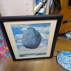 額縁と色褪せたマグリットの絵の画像