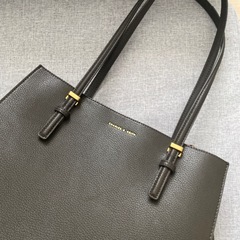 CHARLES & KEITH クラシックダブルハンドル トートバッグの画像