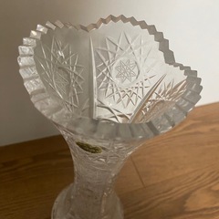 クリスタルガラスの花瓶　高さ約28cmの画像