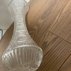 クリスタルガラスの花瓶　高さ約28cmの画像