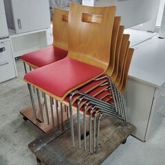 オリバー　プライウッドスタックチェア　座面赤『中古良品』複数入荷！の画像