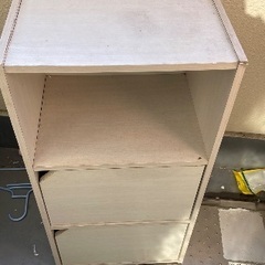【無料・本日引き取り限定】収納棚・カーペット・収納ケースの画像