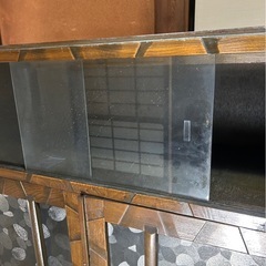 昭和レトロな紋様ガラスのキャビネット、本棚の画像