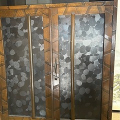 昭和レトロな紋様ガラスのキャビネット、本棚の画像