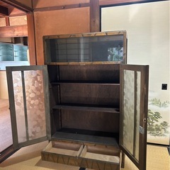 昭和レトロな紋様ガラスのキャビネット、本棚の画像